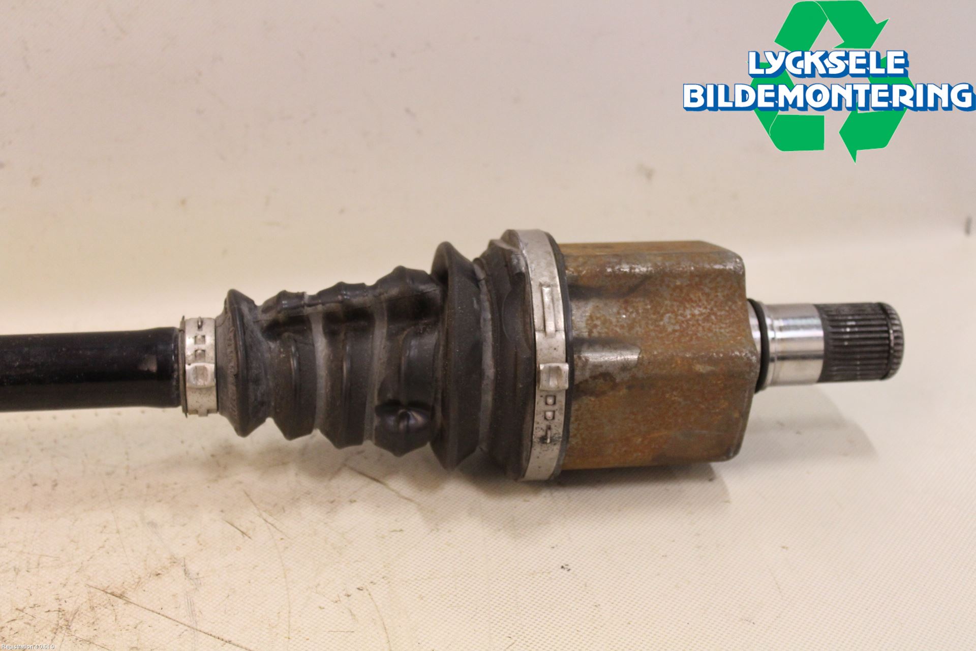 Volkswagen VW PASSAT 15-19 Drivaxel Fram Vänster