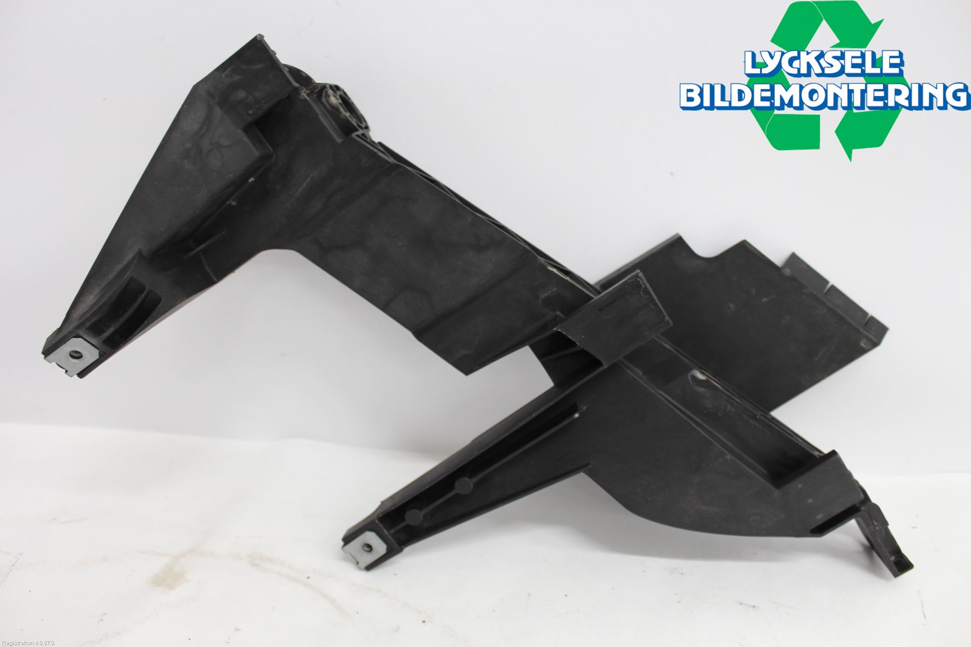 BMW X3 E83     03-10 Strålkast Fästsarg