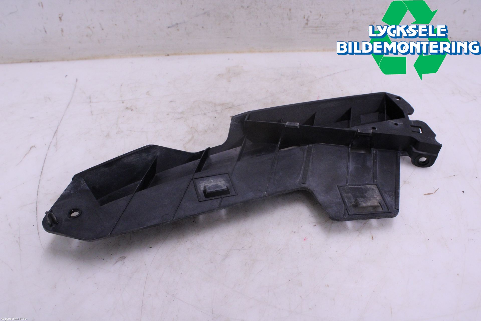 Volvo XC70 08-13 Strålkast Fästsarg