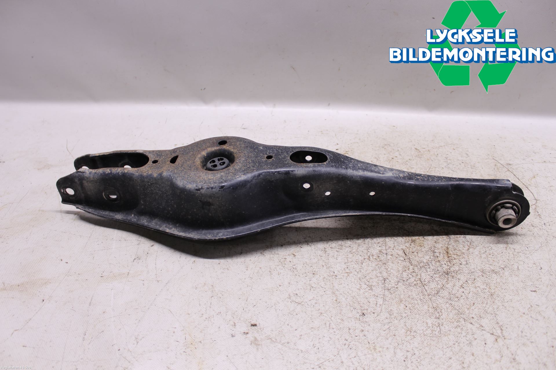 Skoda SUPERB 16-24 Bärarm Bak Höger