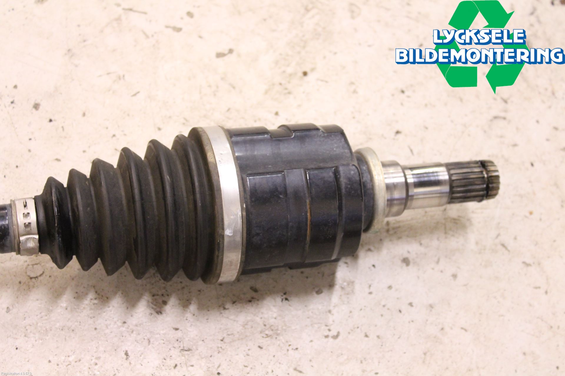 Toyota C-HR 16-23 Drivaxel Fram Höger