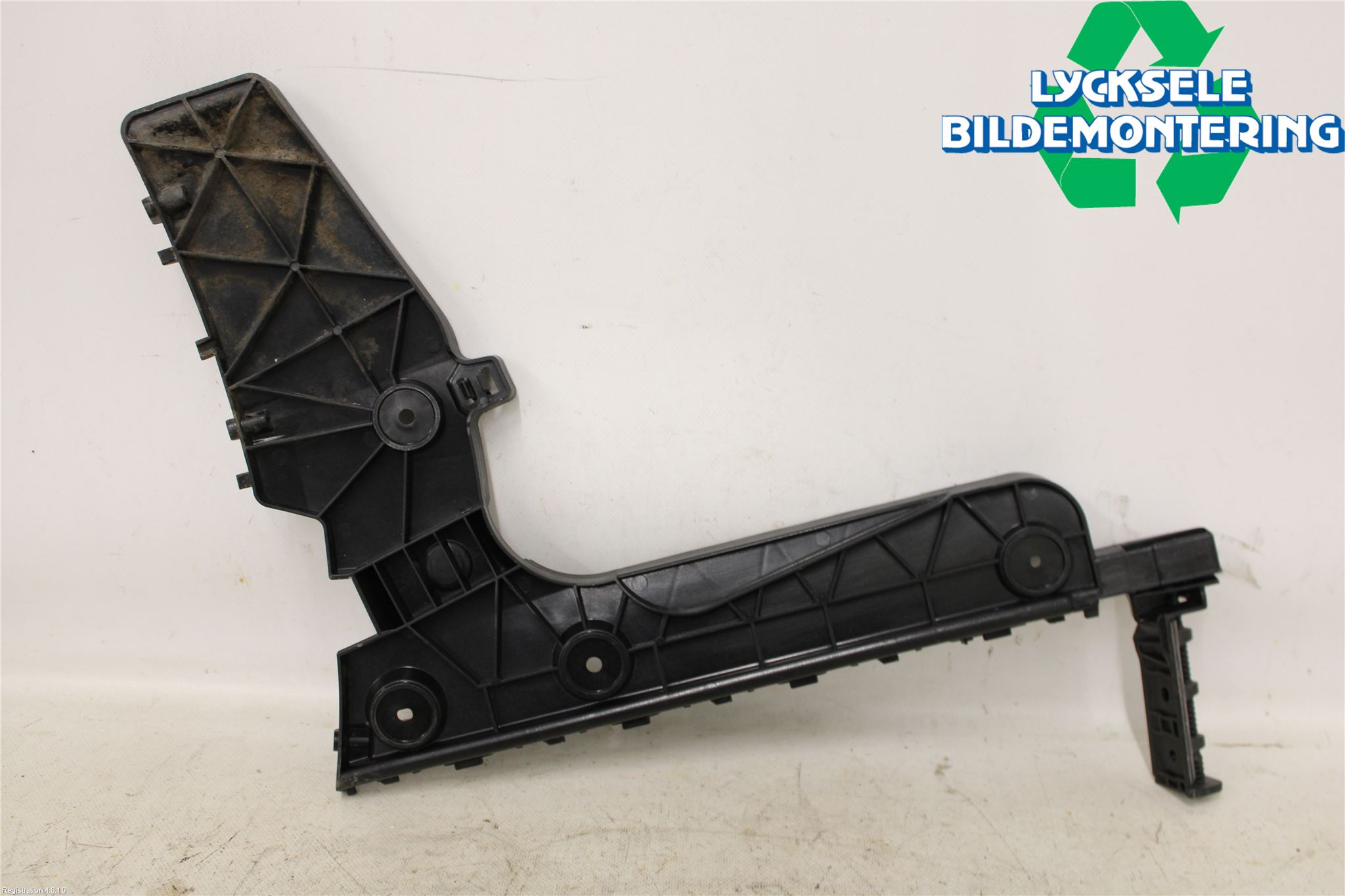 Audi A6 F2/C8 19- Stötfångarfäste Bak Vä