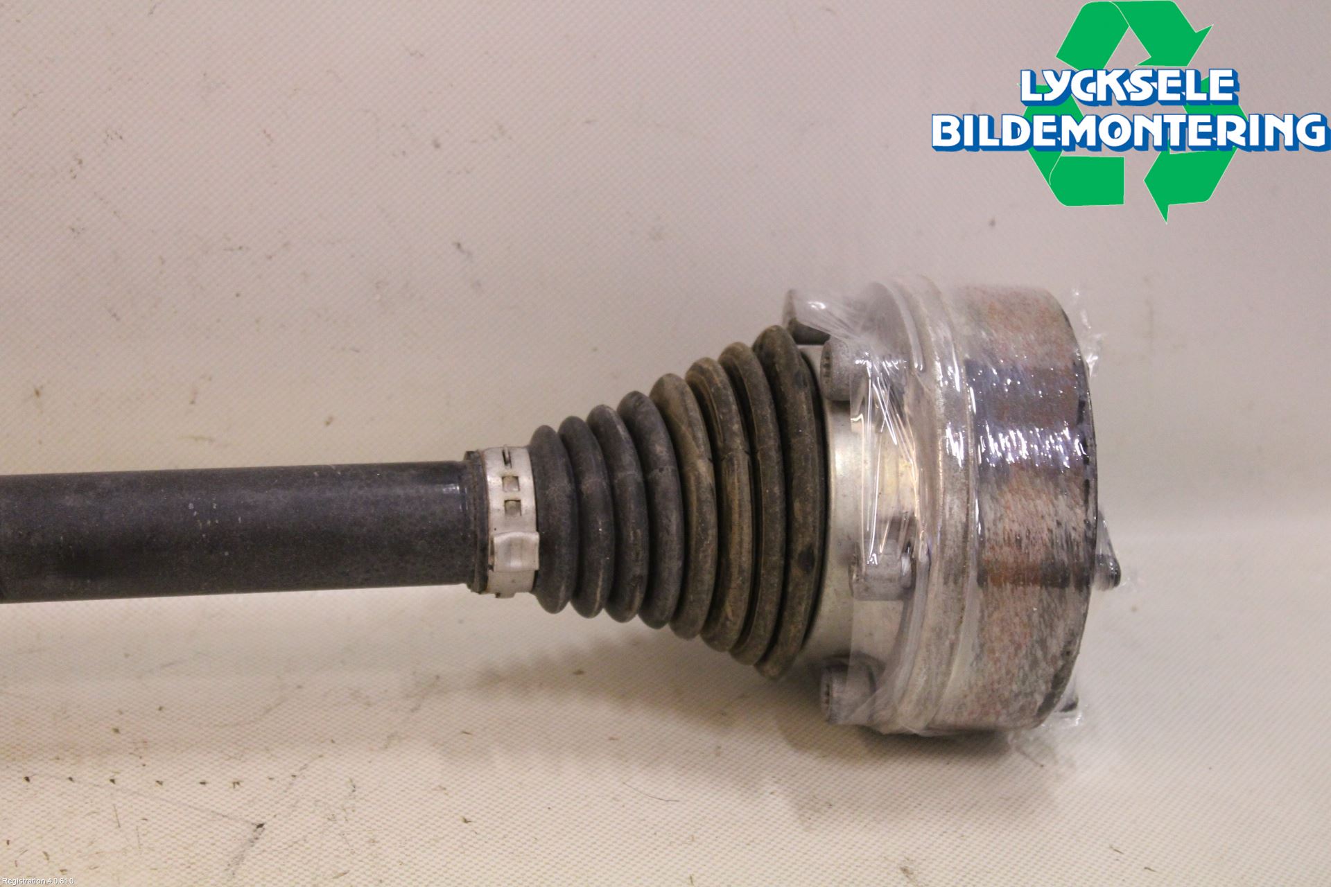 Volkswagen VW PASSAT 15-19 Drivaxel Bak Höger