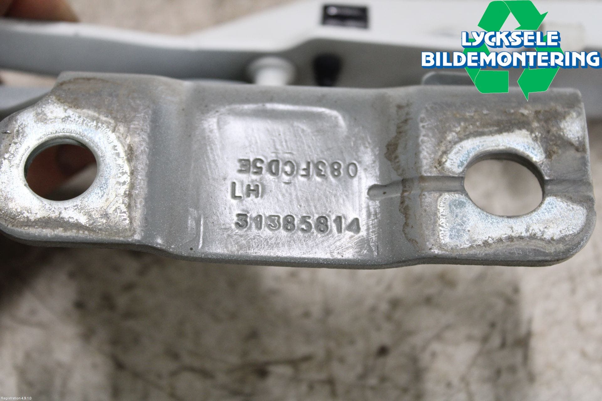 Volvo XC60 14-17 Huvgångjärn