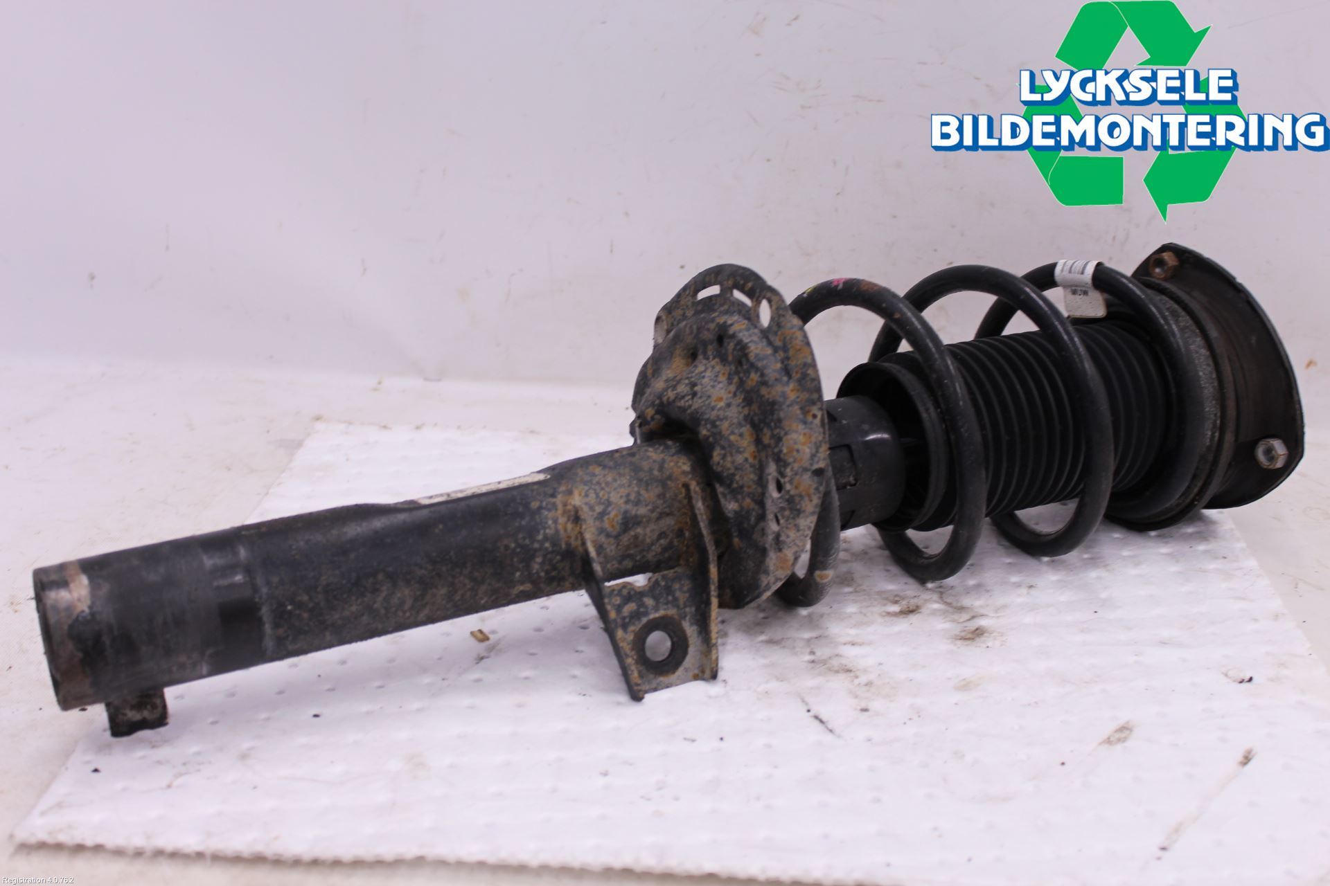 Volkswagen VW PASSAT 15-19 Fjäderben Fram Vänster