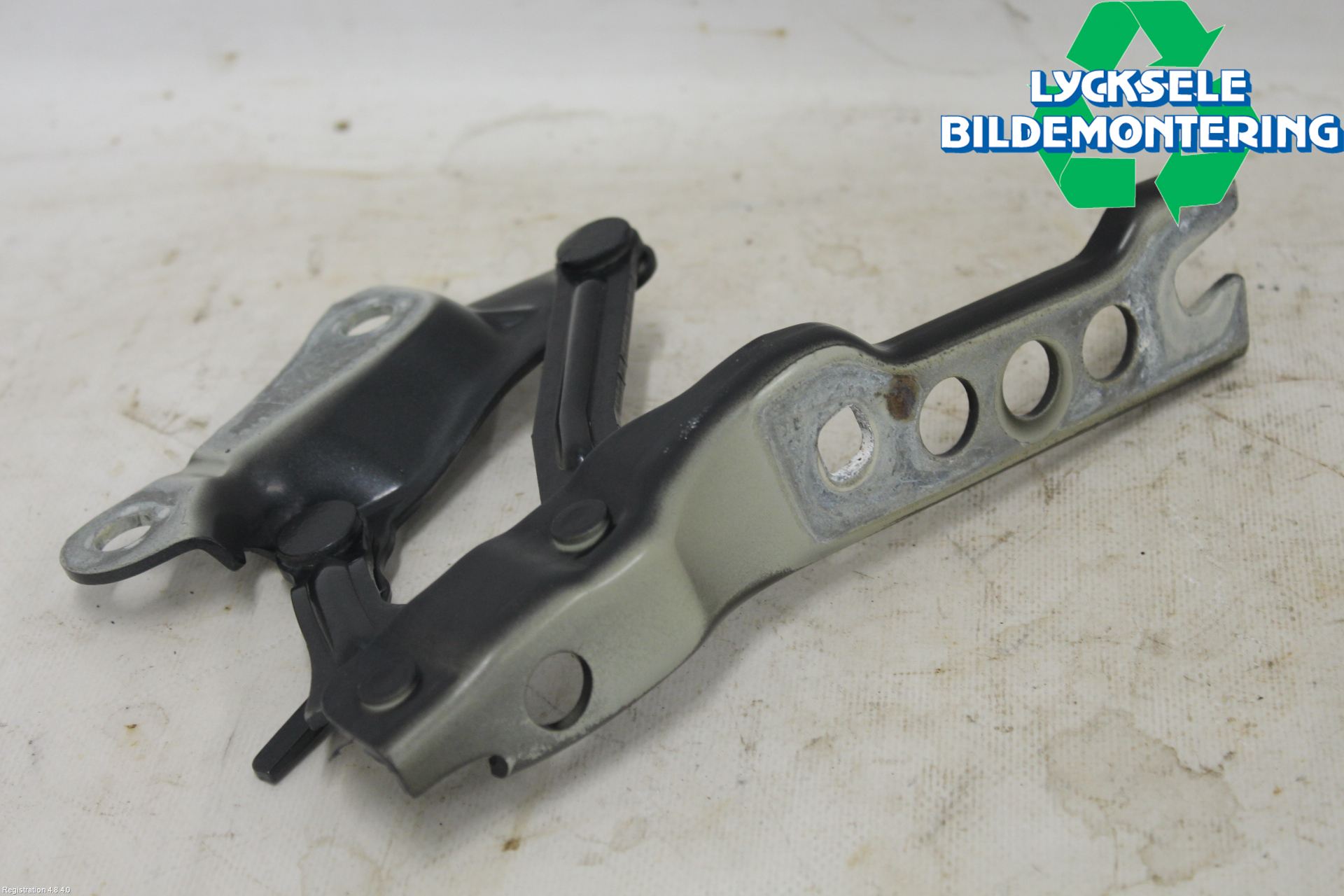 Skoda SUPERB 09-15 Huvgångjärn