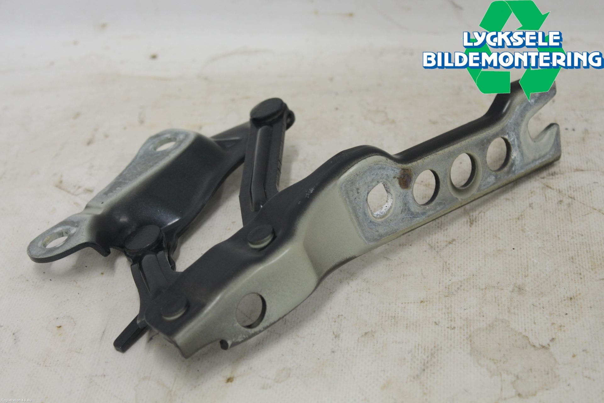 Skoda SUPERB 09-15 Huvgångjärn