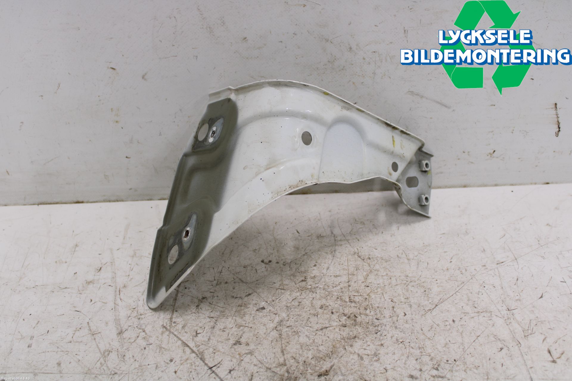 Volkswagen VW PASSAT 11-14 Skärmfäste Fram Hö