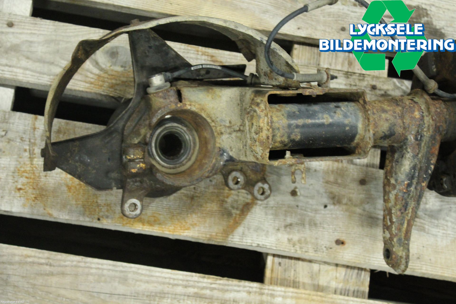 Audi V8       89- Fjäderben Fram Vänster