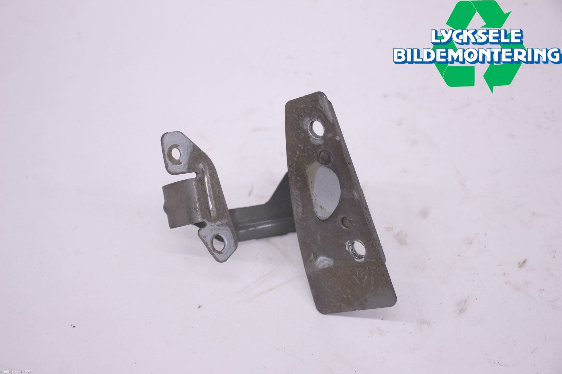 Ford MONDEO 15-22 Skärmfäste Fram Hö