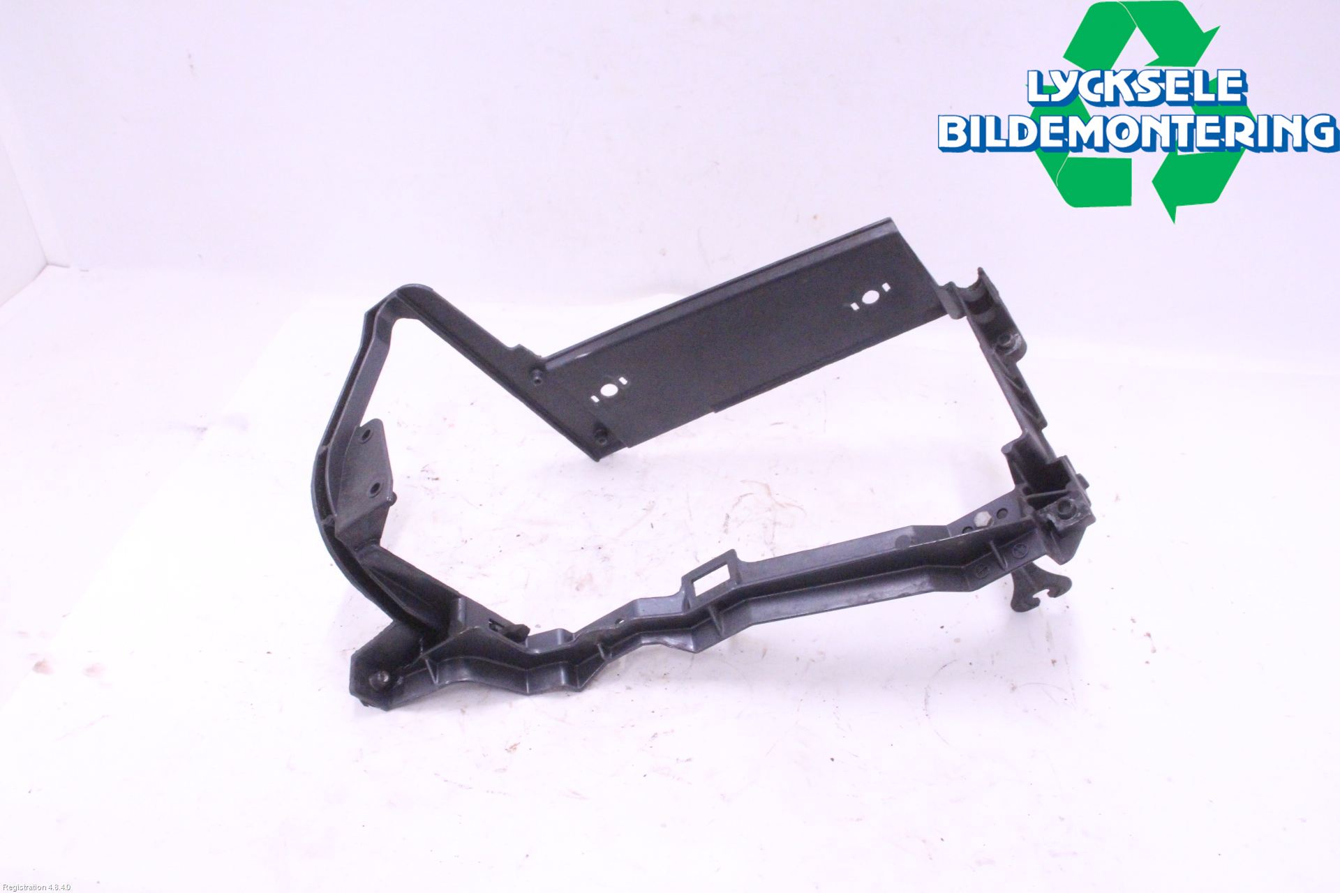 Audi V8       89- Strålkastarsarg Vänster