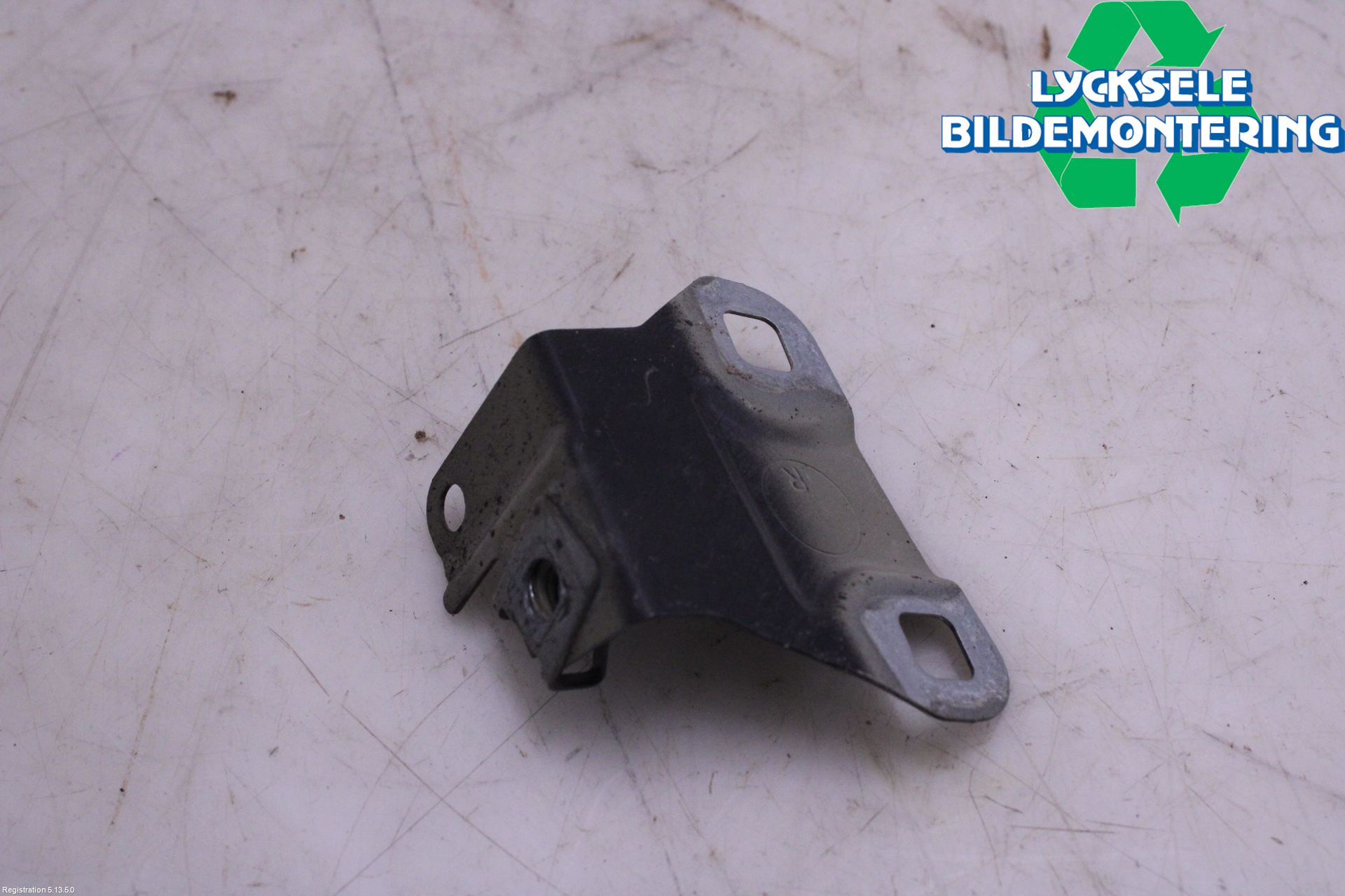 BMW 5 F10/F11/F18 09-17 Skärmfäste Fram Hö
