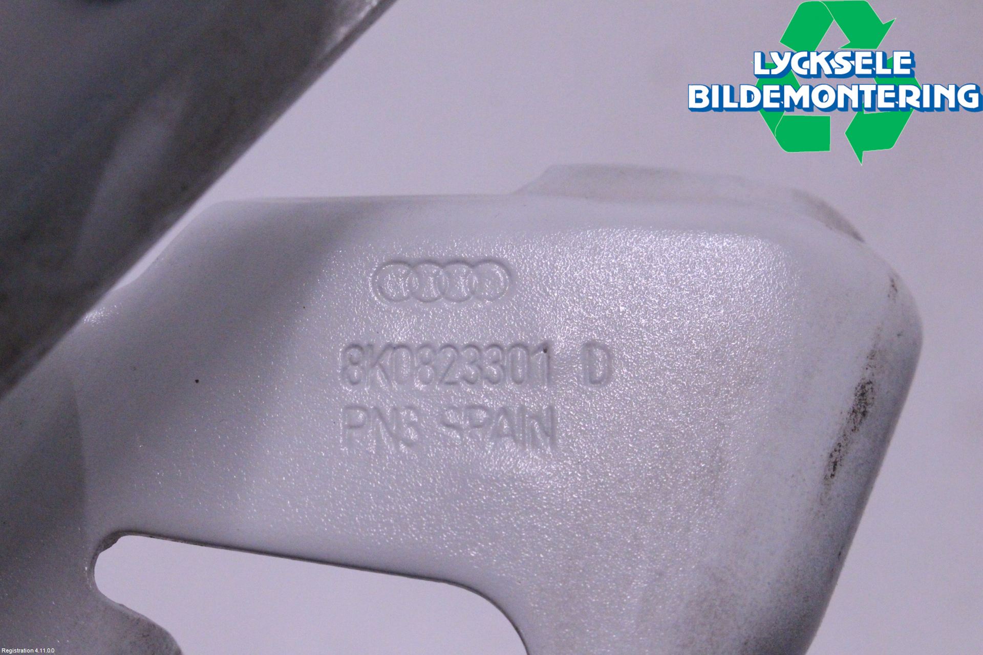 Audi A4 12-15 Huvgångjärn