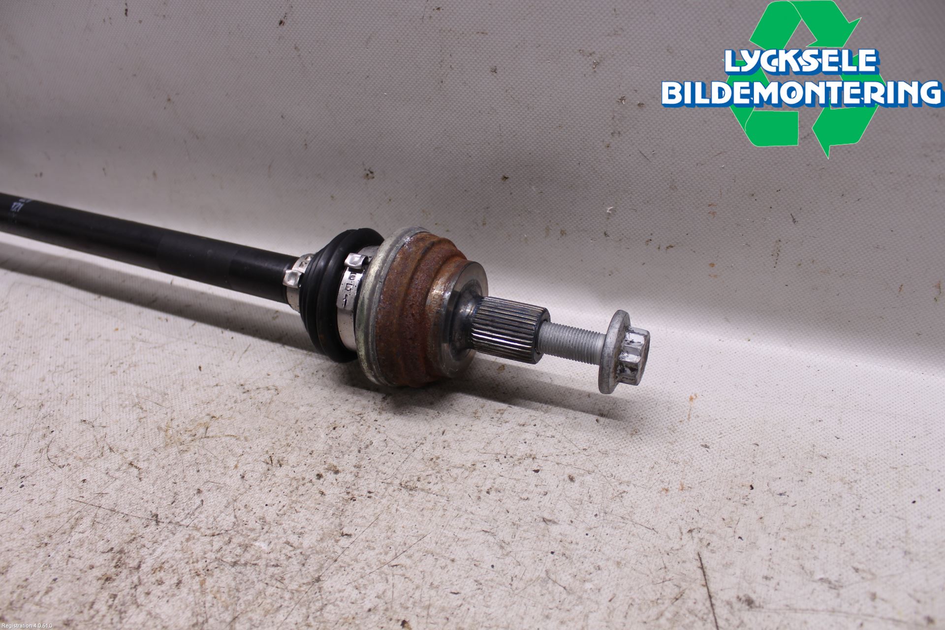 Volkswagen VW PASSAT 15-19 Drivaxel Bak Höger