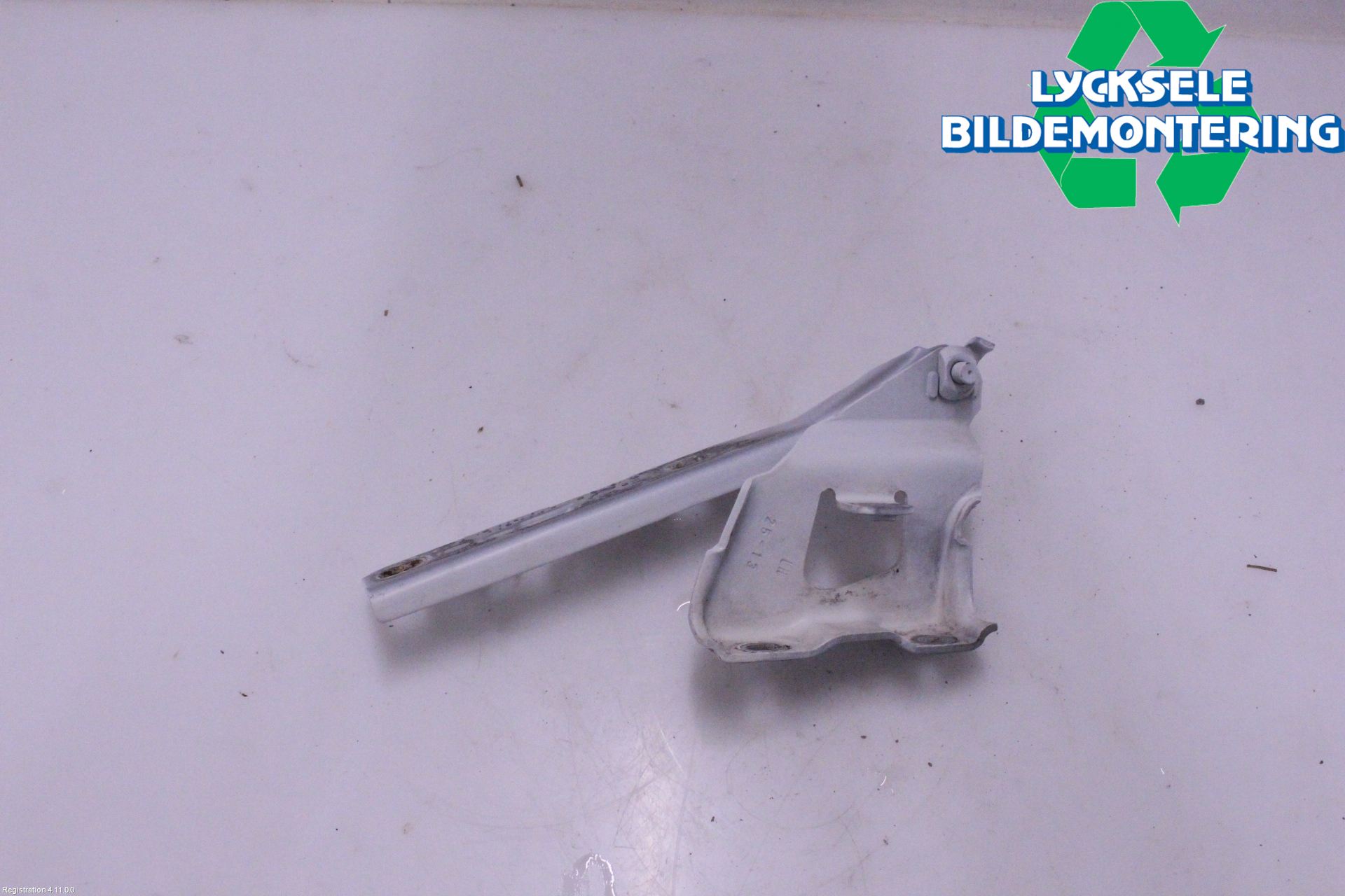 Audi A4 12-15 Huvgångjärn