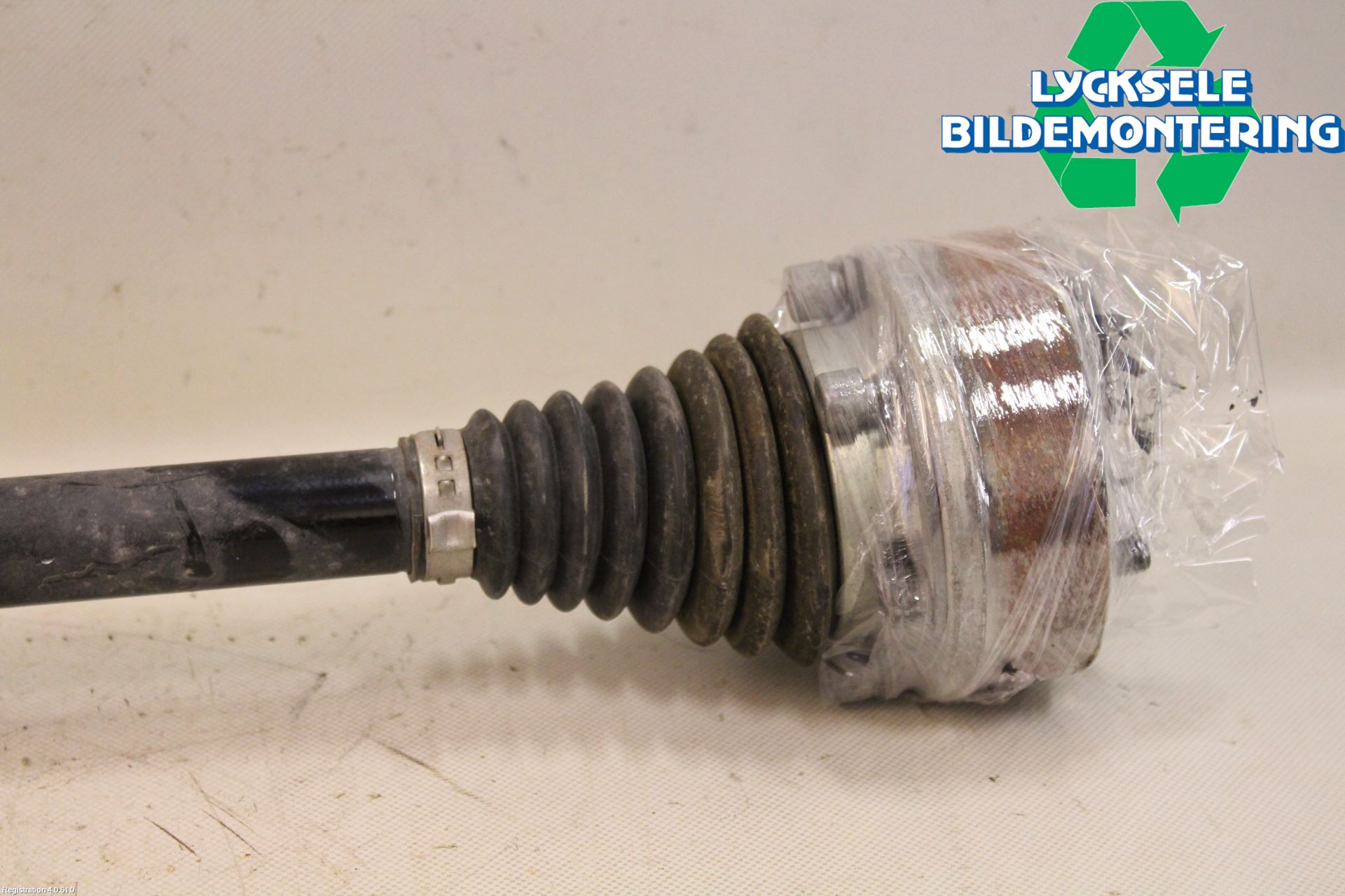 Volkswagen VW PASSAT 15-19 Drivaxel Bak Vänster