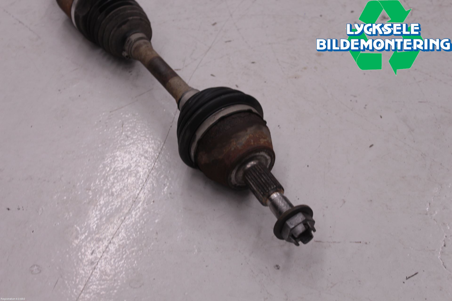 Ford FOCUS 15-18 Drivaxel Fram Vänster