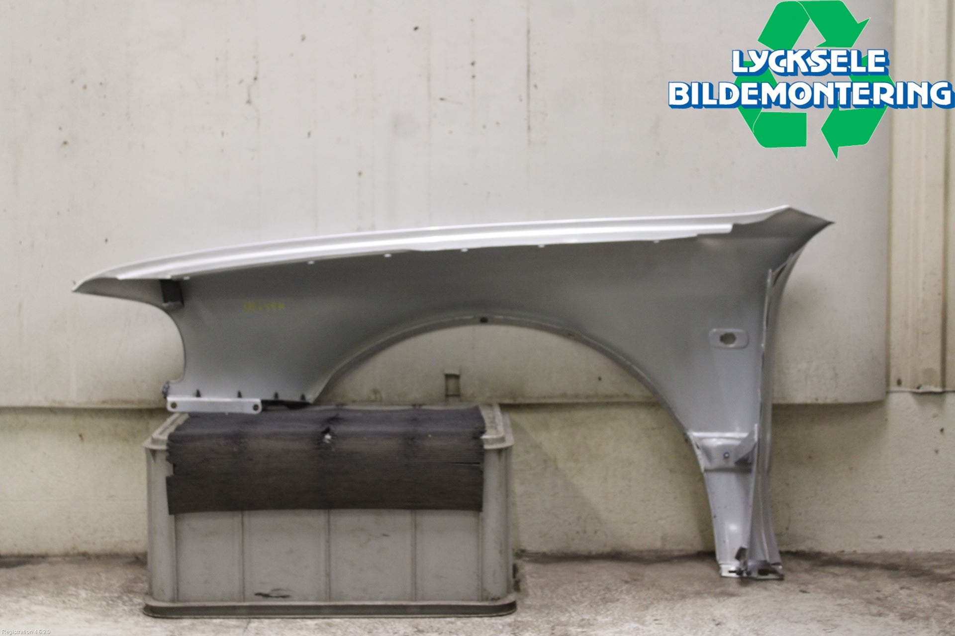 Audi A8/S8 4D 94-02 Skärm Fram Höger