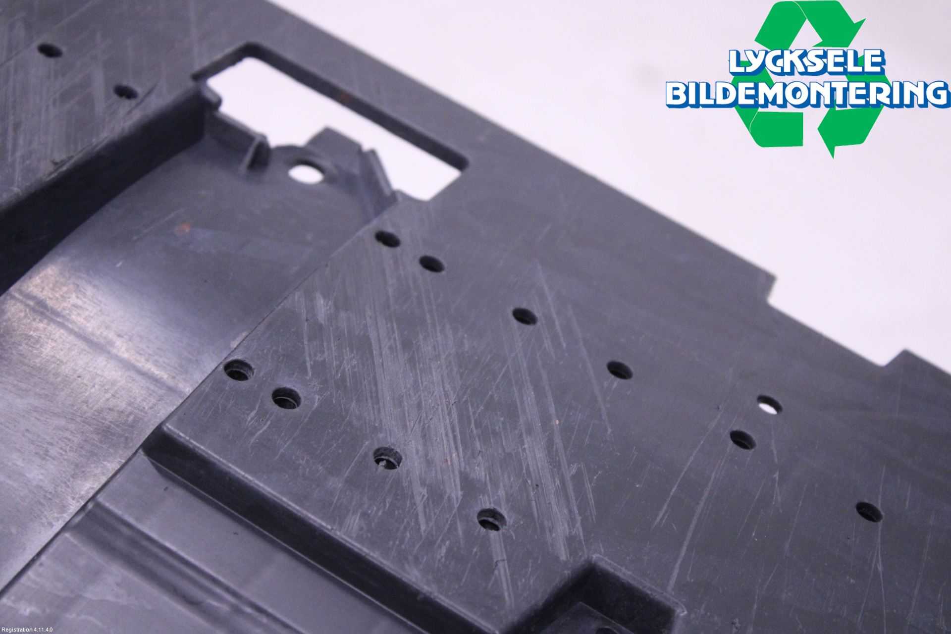 Audi Q3 8U 12-18 Hasplåt Plåt-Plast