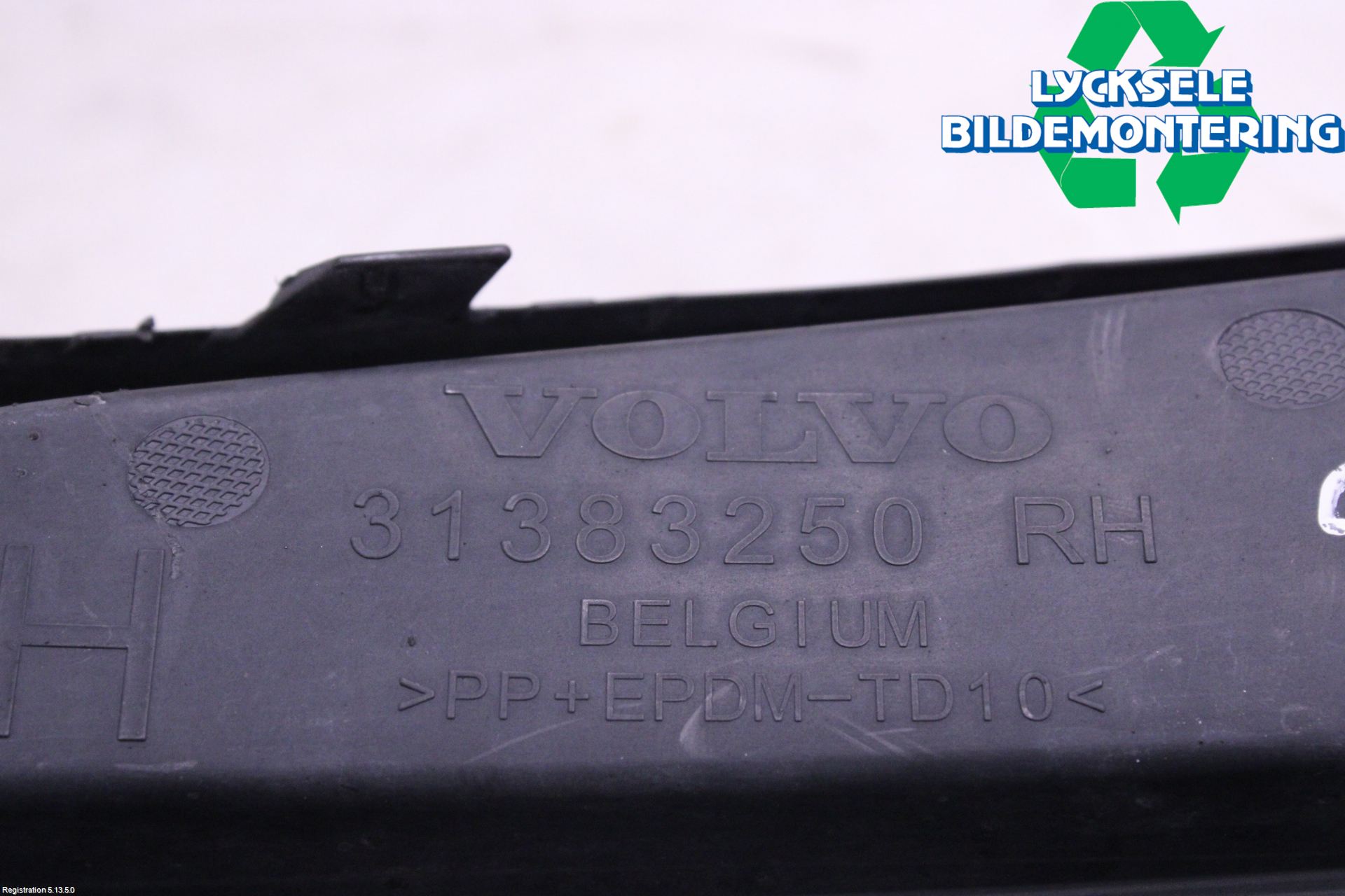 Volvo V90 17->> Grilldel Höger