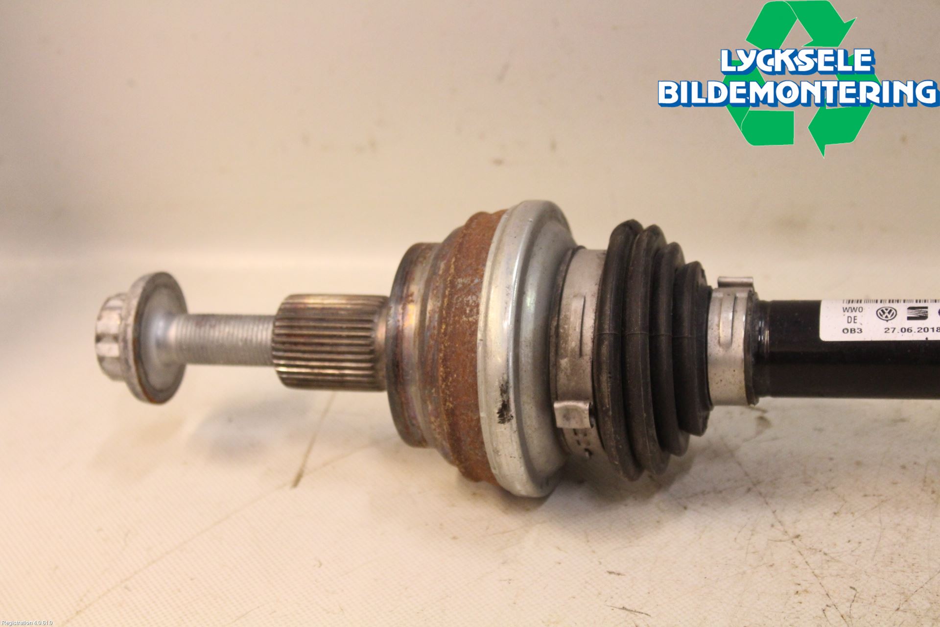 Volkswagen VW PASSAT 15-19 Drivaxel Bak Vänster