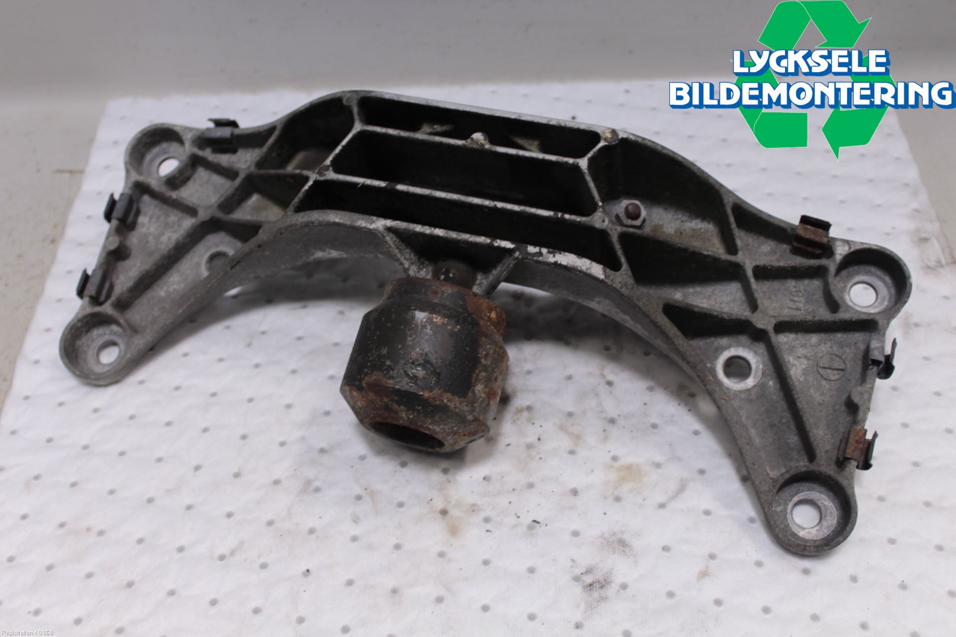 BMW 7 E38      93-01 Växellådsbalk