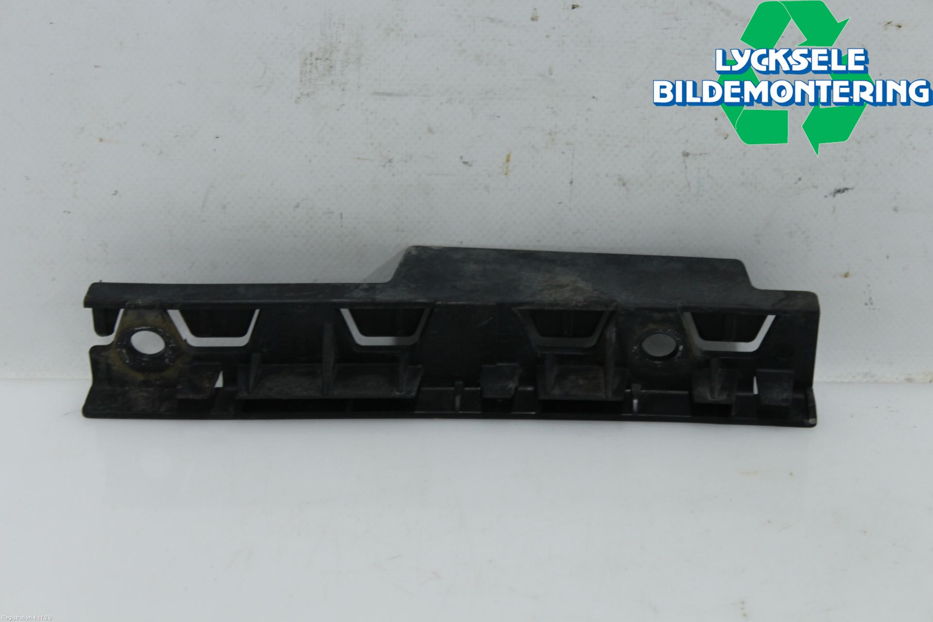 BMW 5 E60/61 Sed/Tou 02-10 Skärmfäste Fram Hö