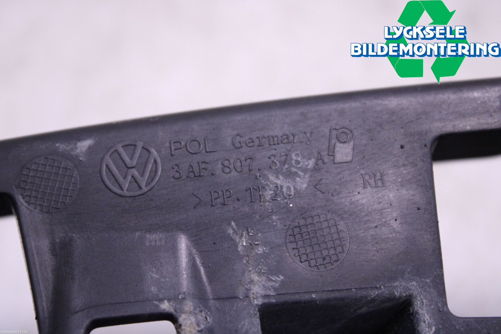 Volkswagen VW PASSAT 11-14 Stötfångarfäste Bak Hö