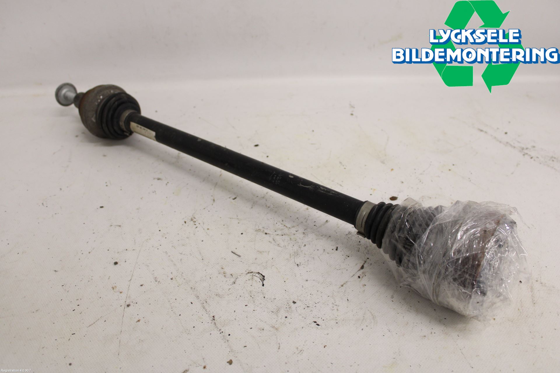 Volkswagen VW PASSAT 20-24 Drivaxel Bak Höger
