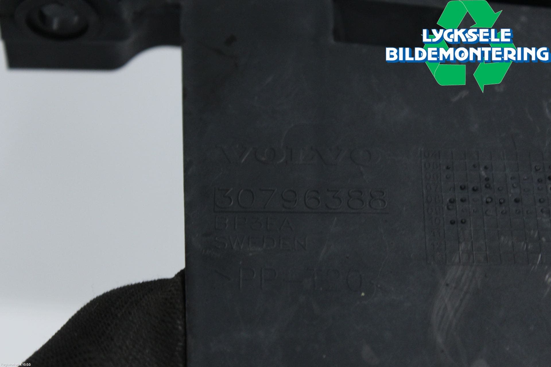 Volvo XC70 08-13 Strålkast Fästsarg