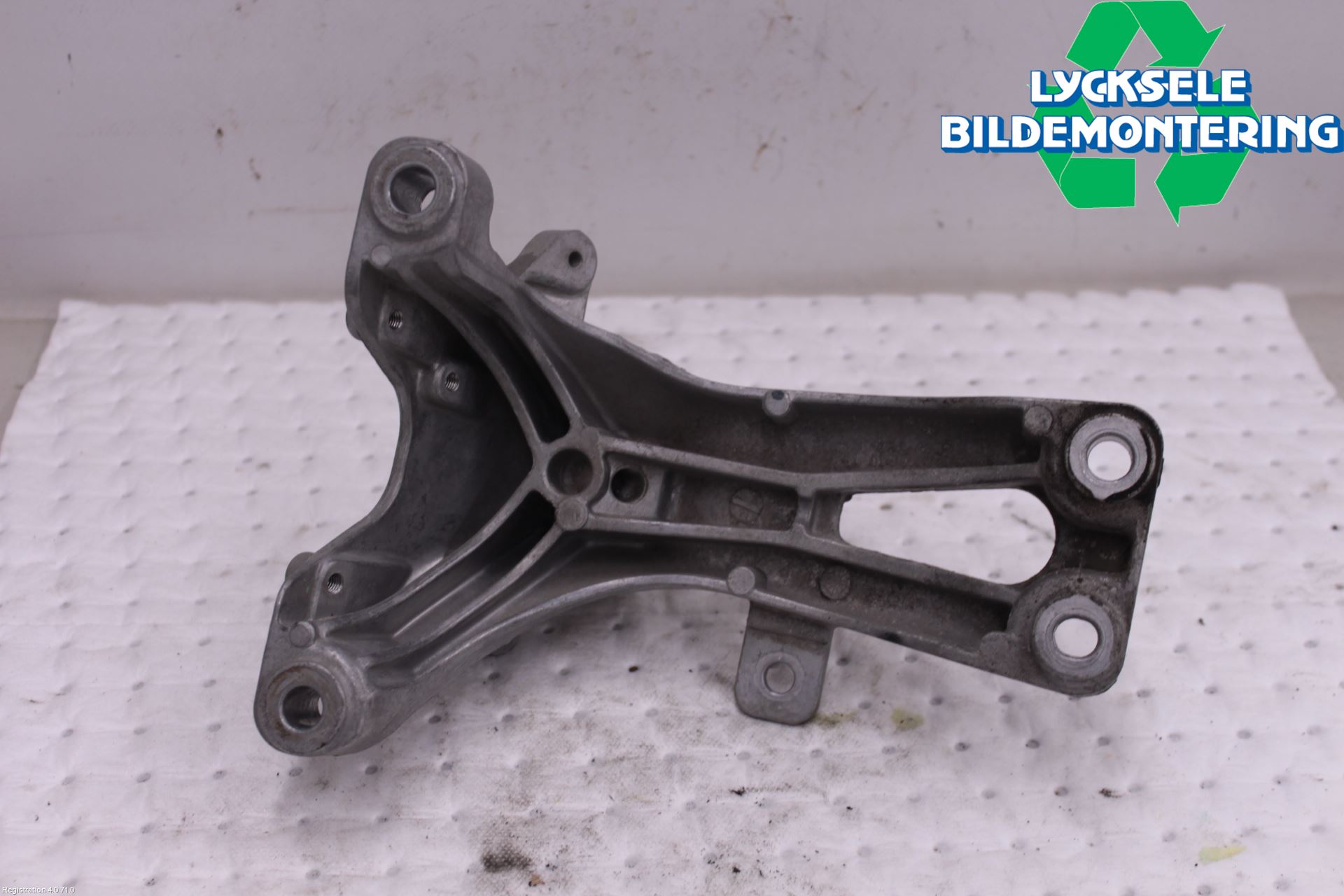 Audi A6 ALLROAD 12-18 Motorfäste