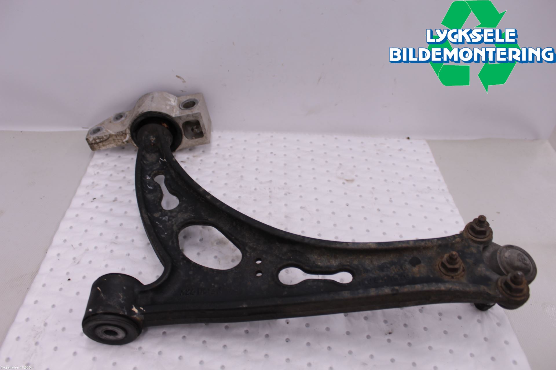 Volkswagen VW CADDY      04-10 Bärarm Fram Undre Hö