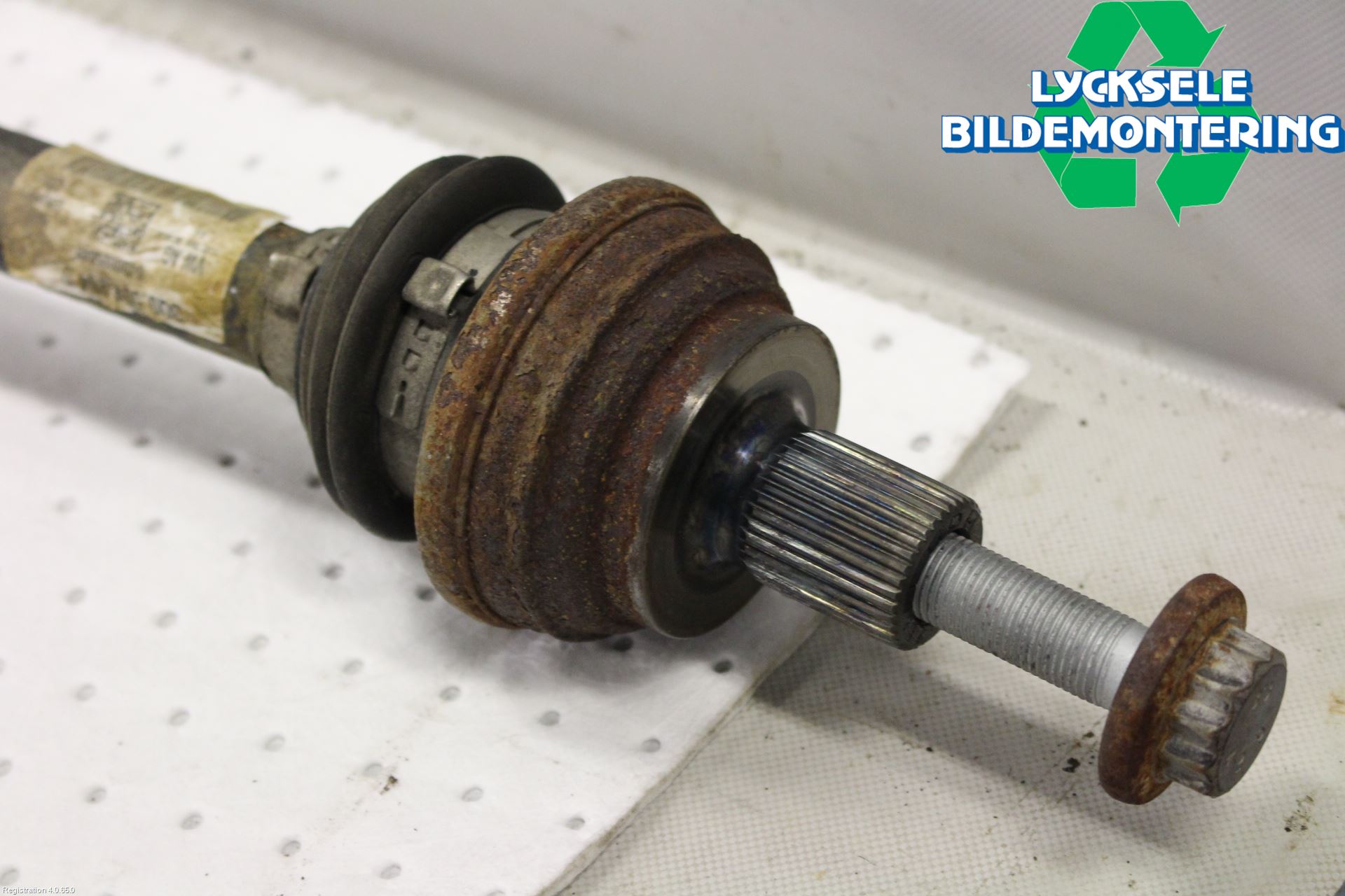 Volkswagen VW PASSAT 15-19 Drivaxel Bak Höger