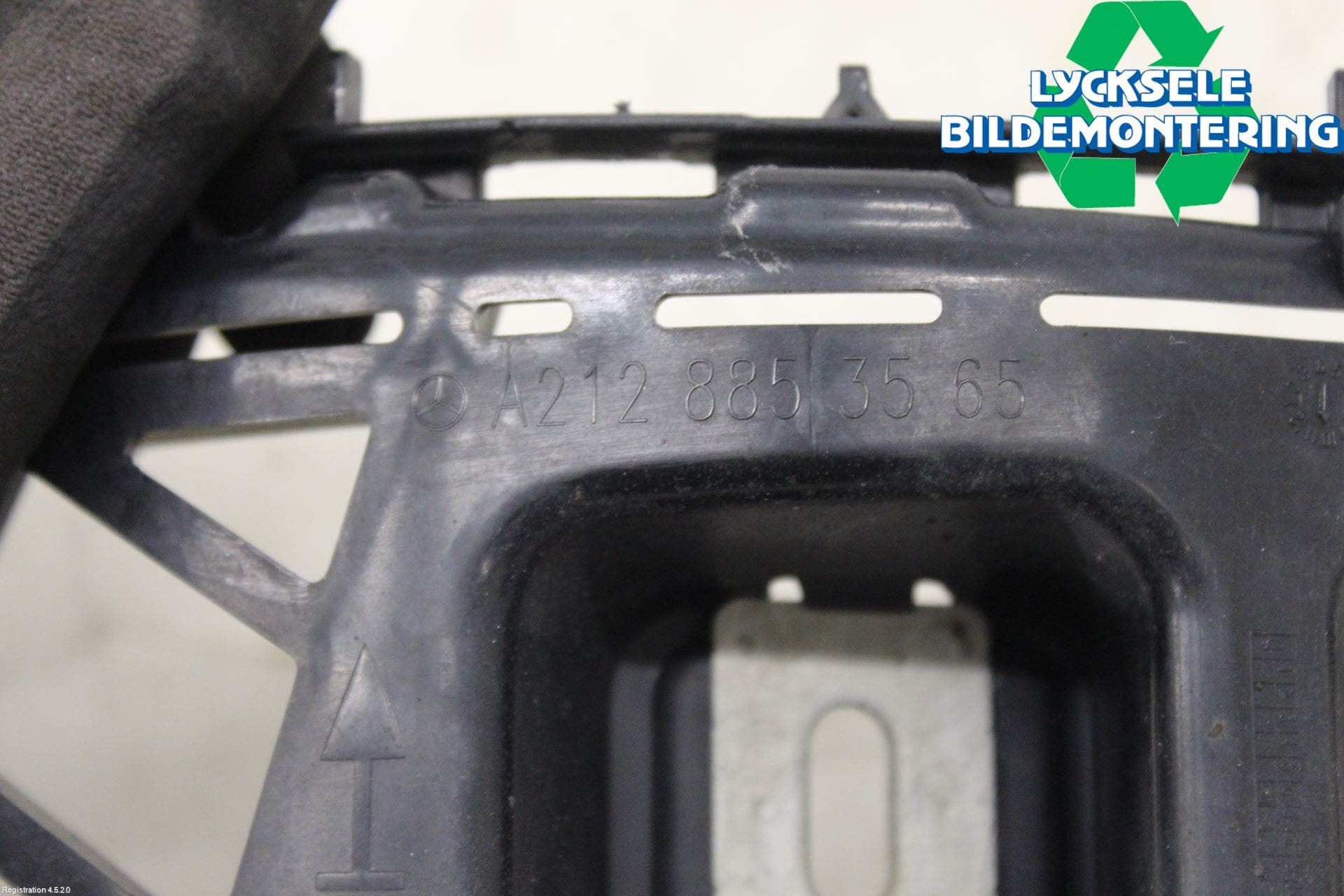 Mercedes-Benz MB E-KLASS (W212) 09-16 Stötfångarfäste Bak Vä