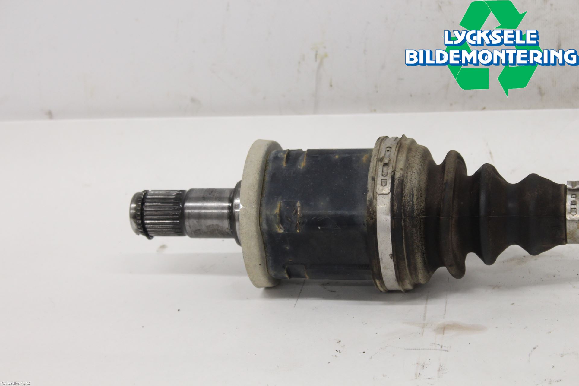 Toyota HILUX 16- Drivaxel Fram Höger