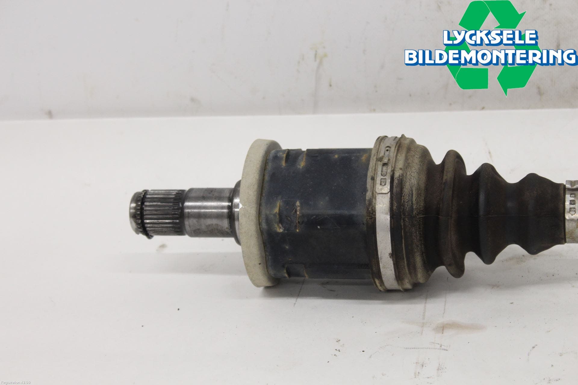 Toyota HILUX 16- Drivaxel Fram Höger