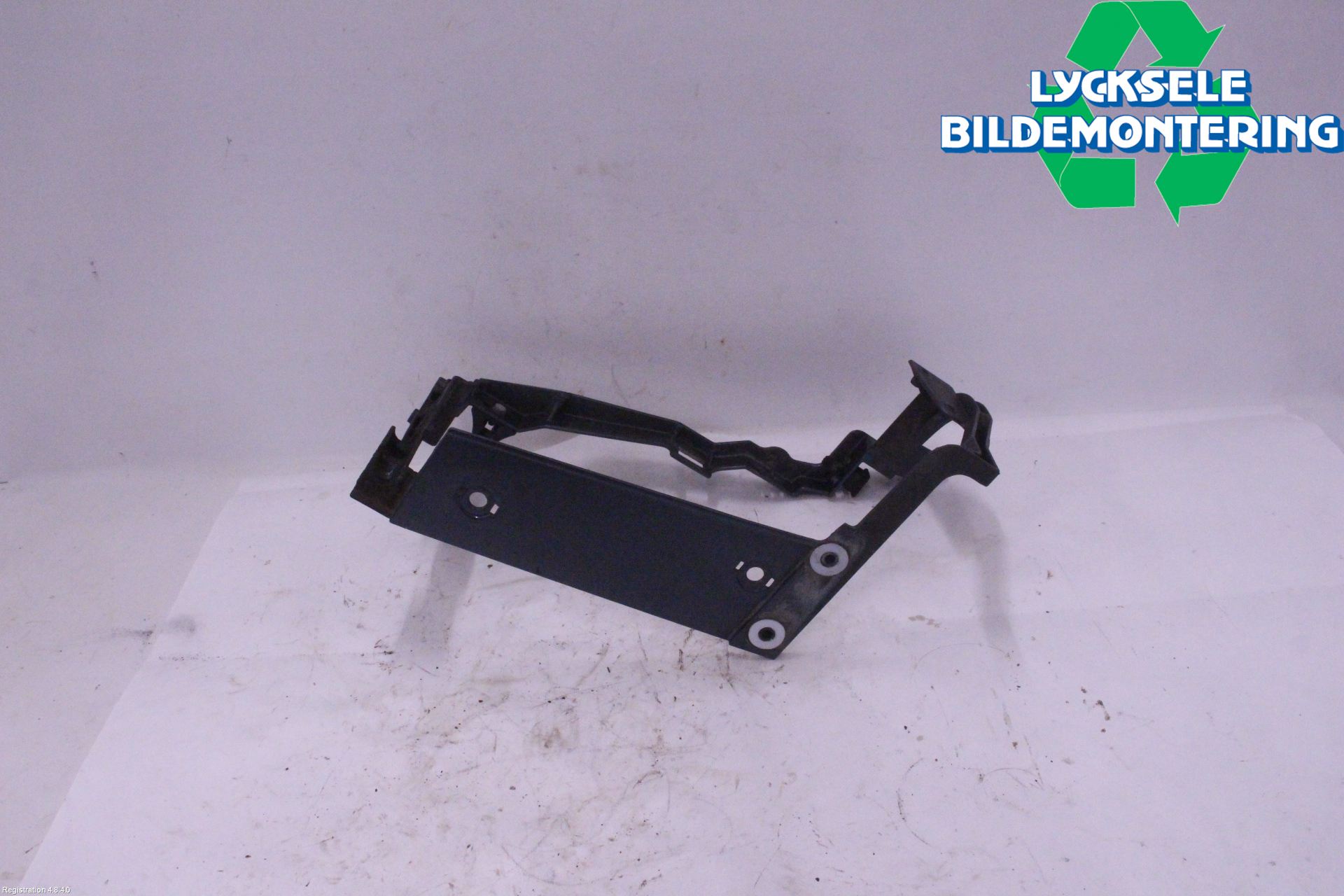 Audi V8       89- Strålkastarsarg Vänster