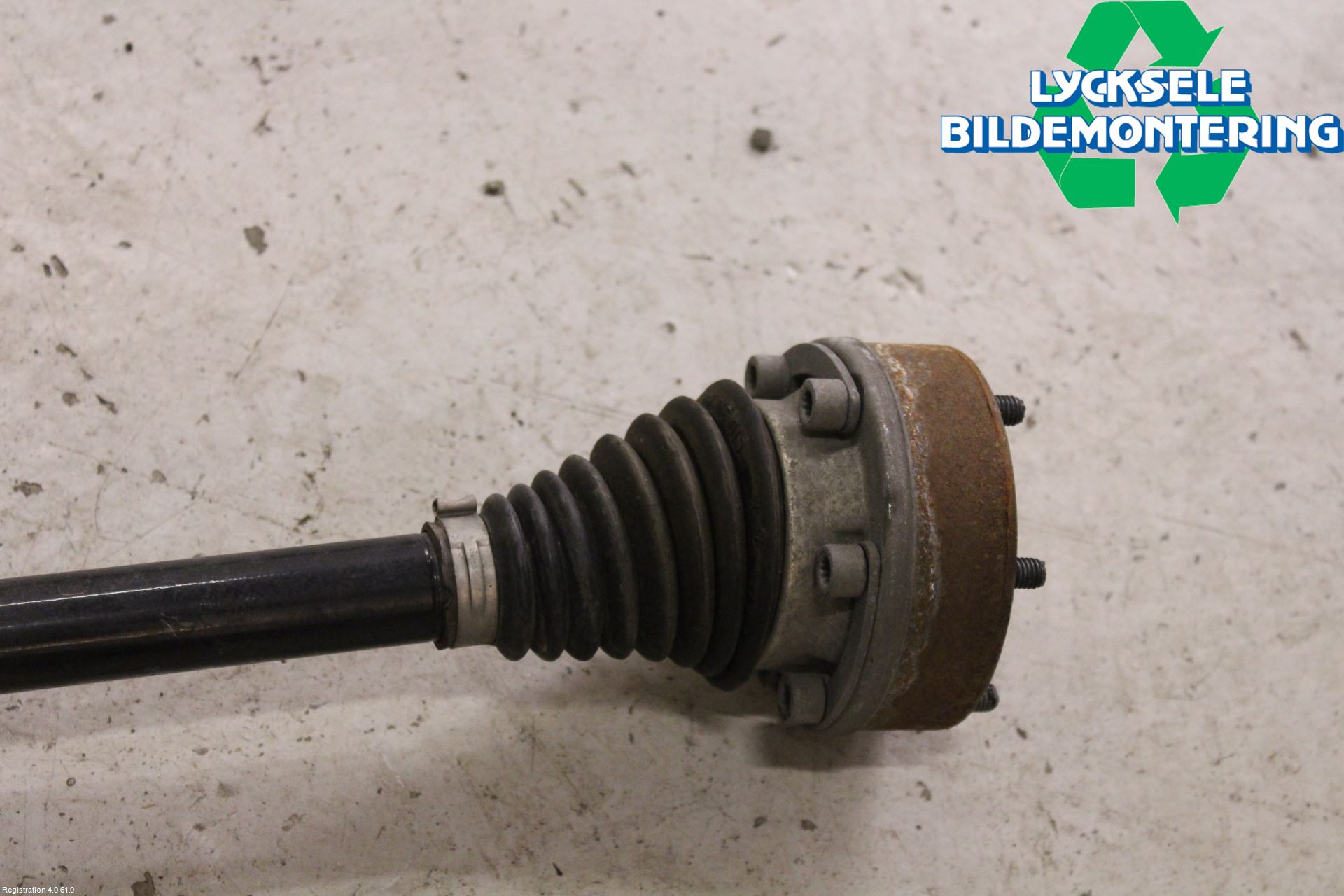 Volkswagen VW PASSAT 15-19 Drivaxel Bak Vänster