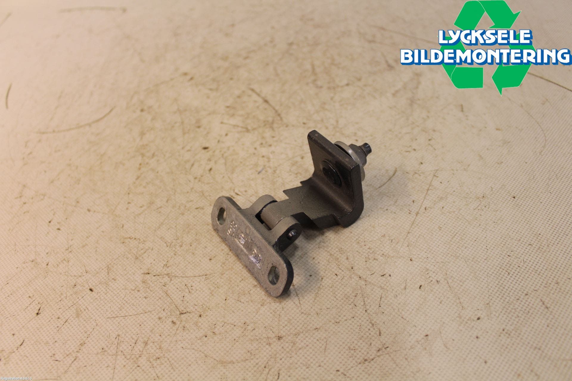 Skoda KODIAQ 17-24 Bakluckegångjärn Hö