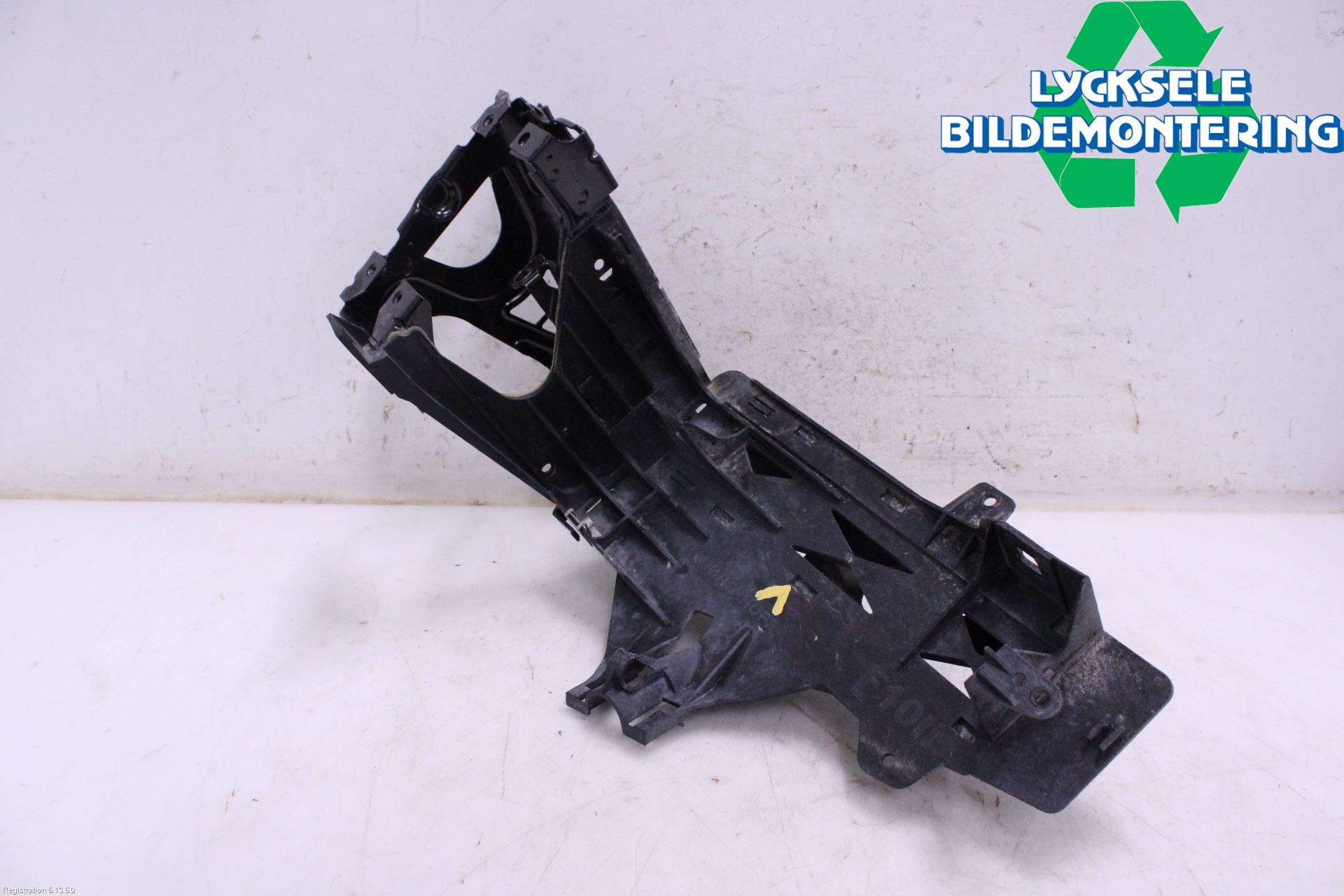 BMW 5 F10/F11/F18 09-17 Strålkast Fästsarg
