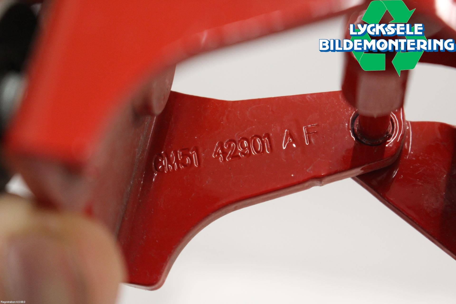 Ford FOCUS 19- Bakluckegångjärn Vä