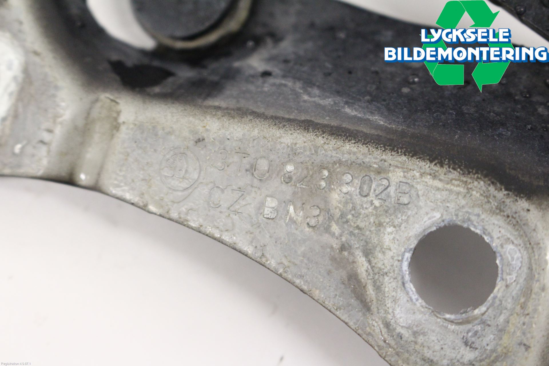 Skoda SUPERB 09-15 Huvgångjärn