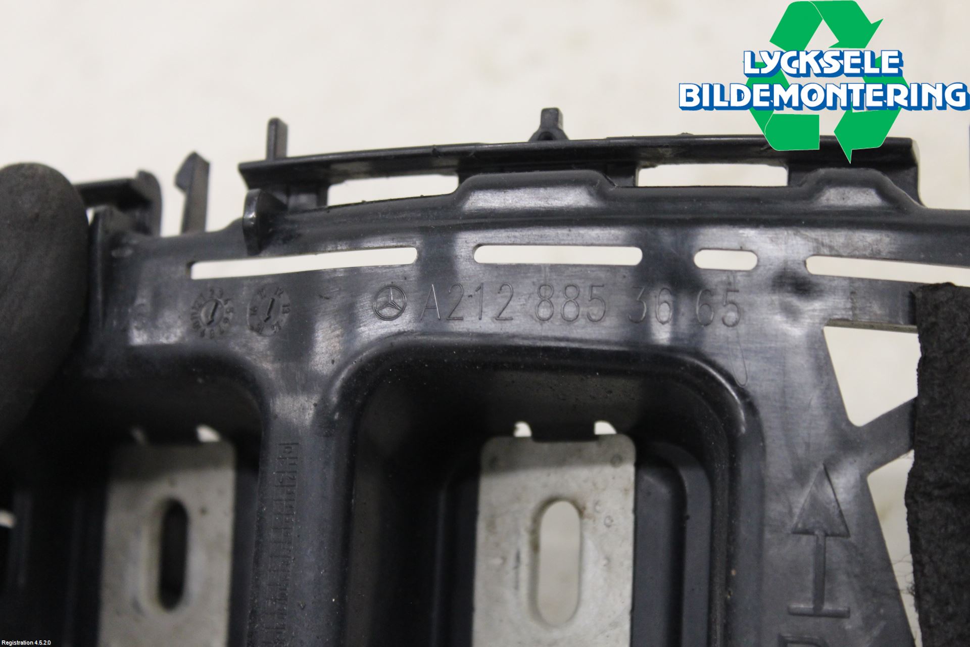 Mercedes-Benz MB E-KLASS (W212) 09-16 Stötfångarfäste Bak Hö