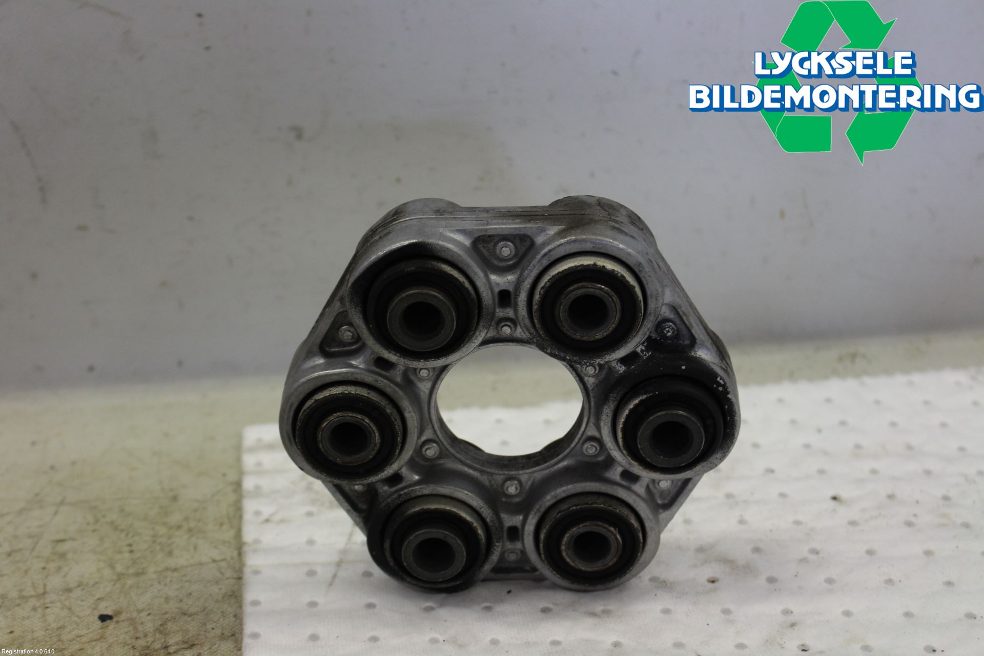 BMW 3 F30/F31/F80 12-19 Mellanaxel Gummiknut