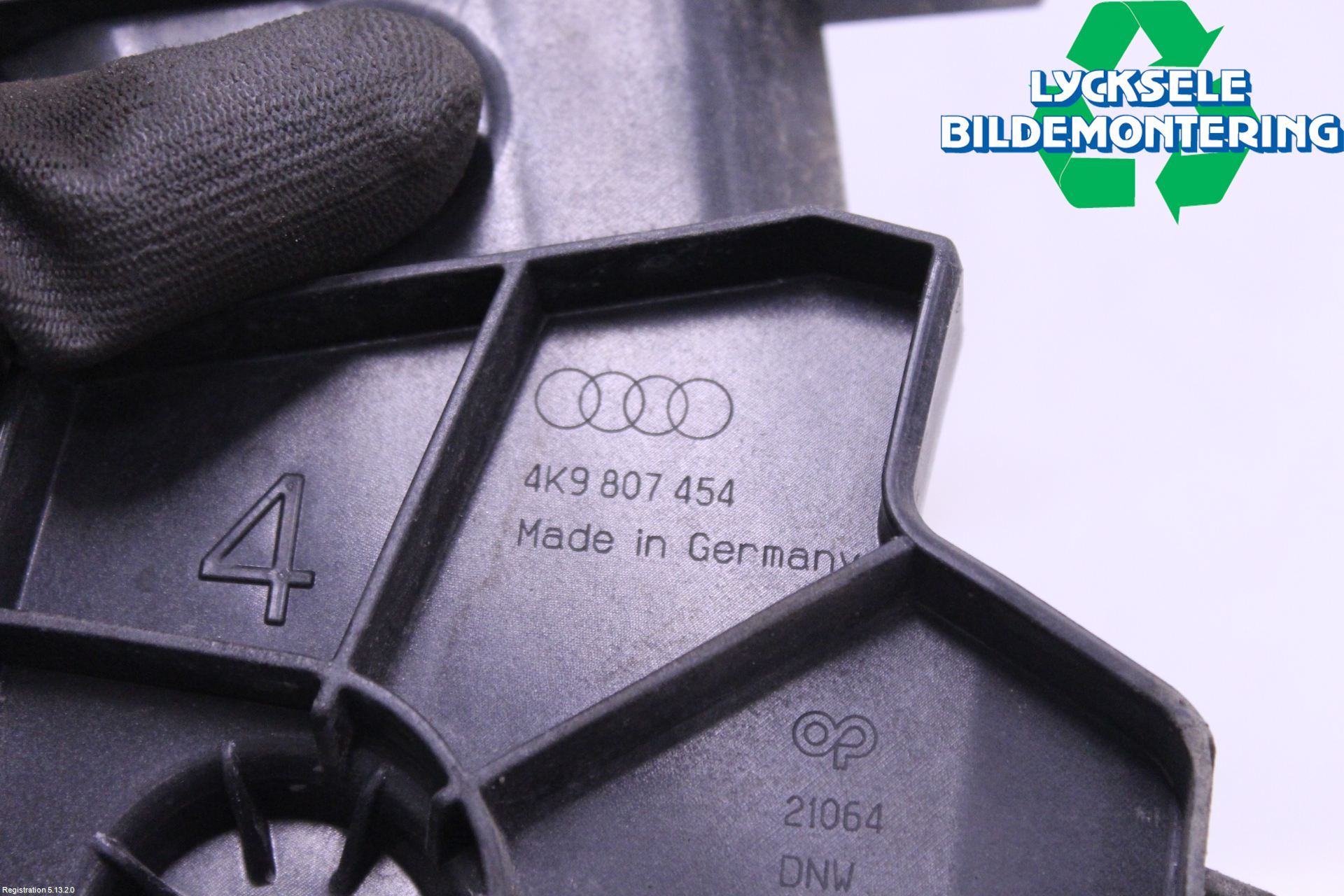 Audi A6 F2/C8 19- Stötfångarfäste Bak Hö