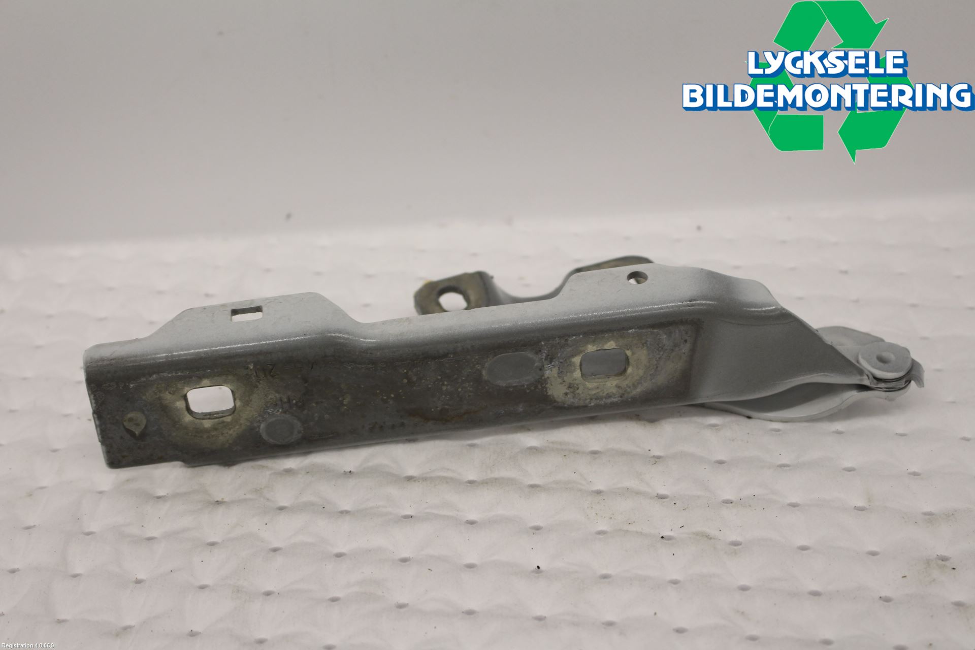 Audi A1 19- Huvgångjärn