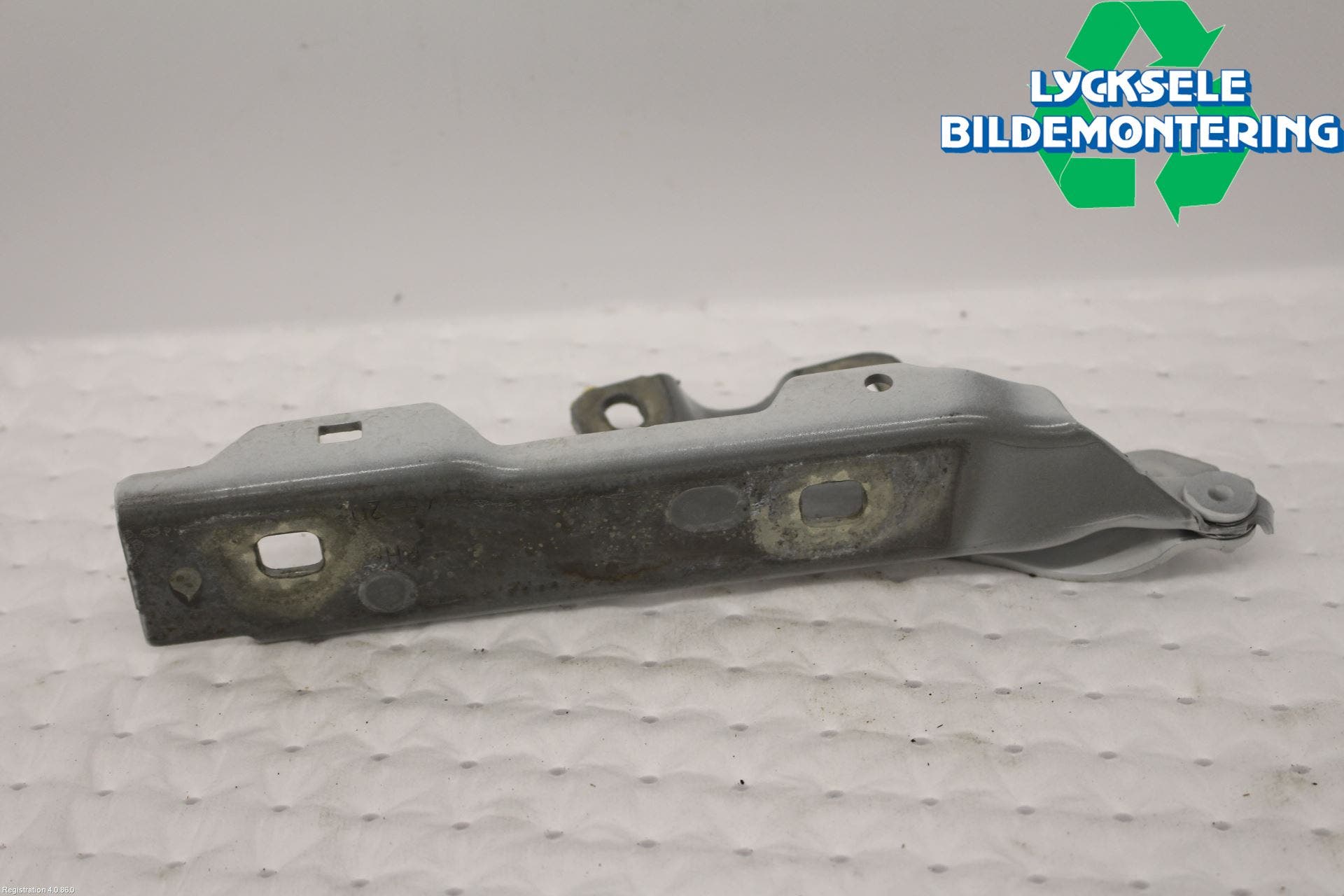 Audi A1 19- Huvgångjärn