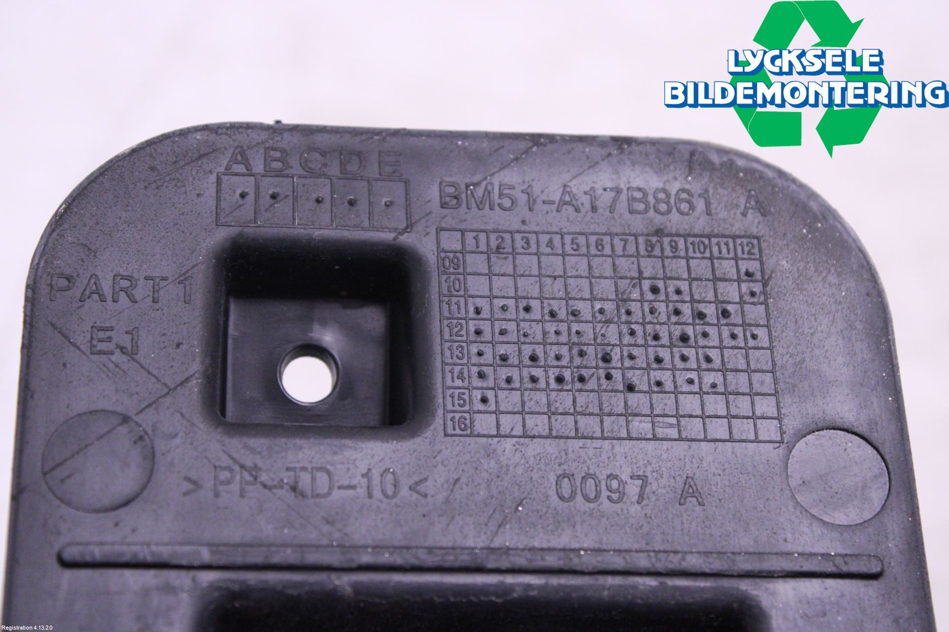 Ford FOCUS 15-18 Stötfångardel Bak Mitt