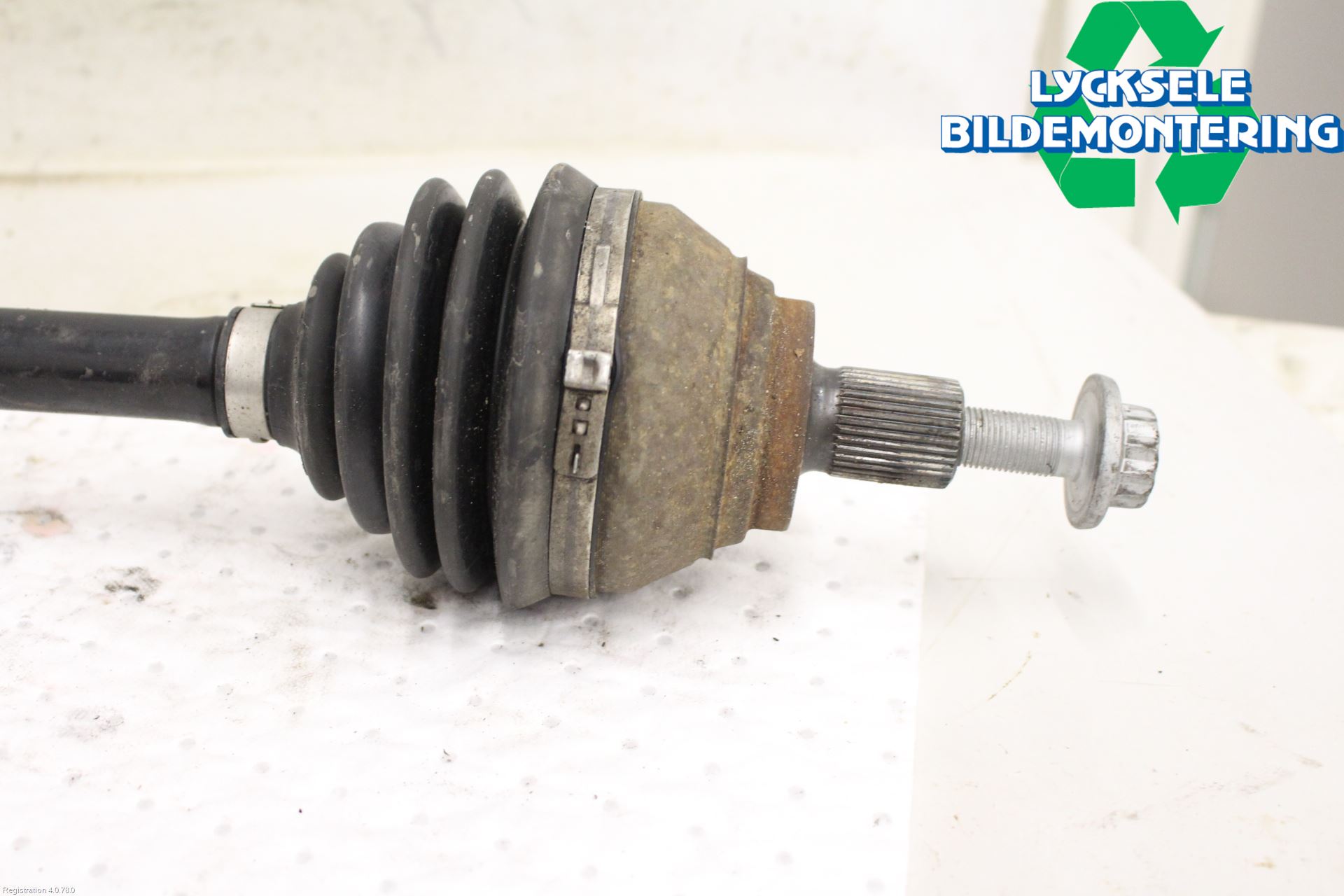 Volkswagen VW CADDY 16-20 Drivaxel Fram Höger