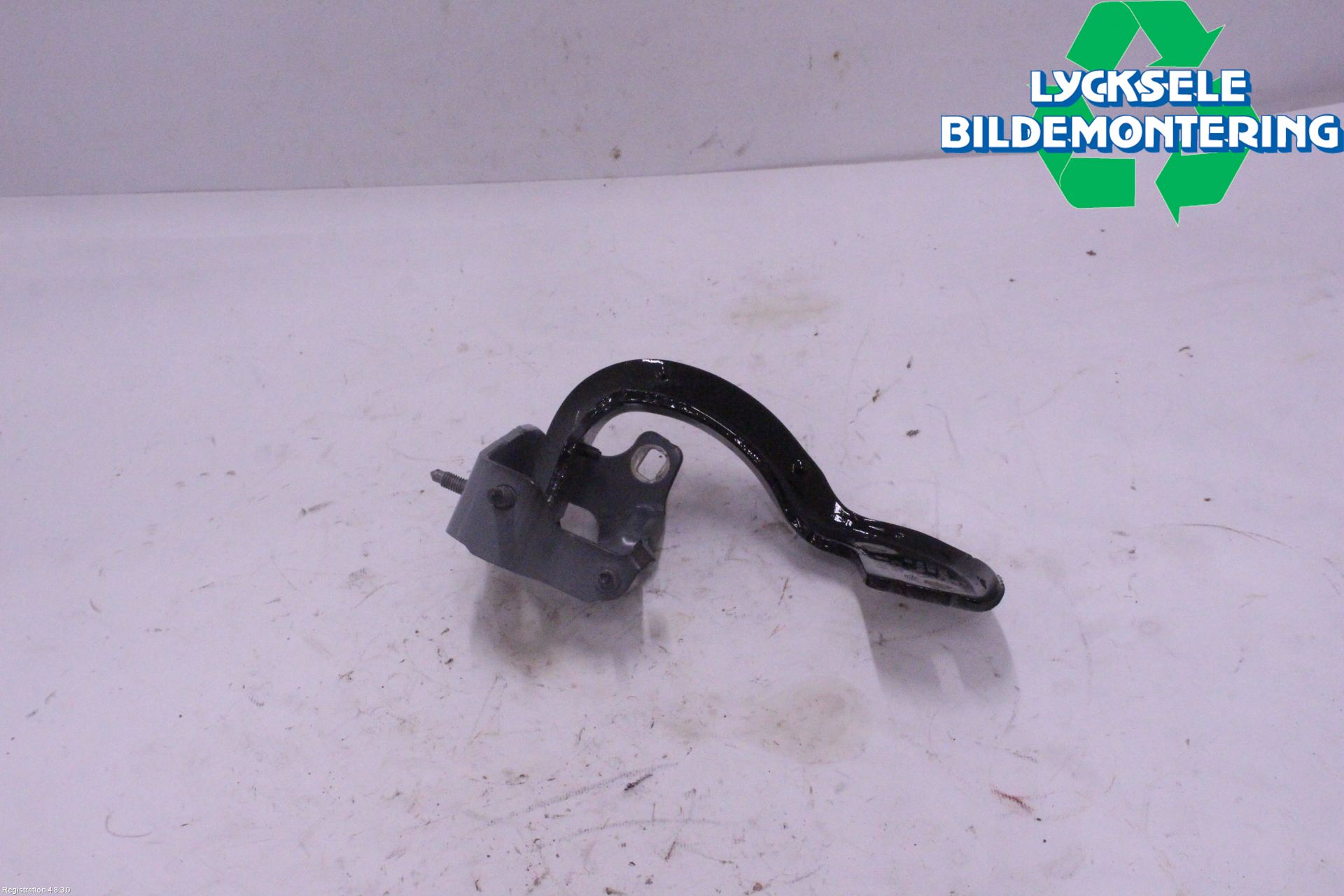 Audi A4/S4 B9 16-19 Bakluckegångjärn Vä